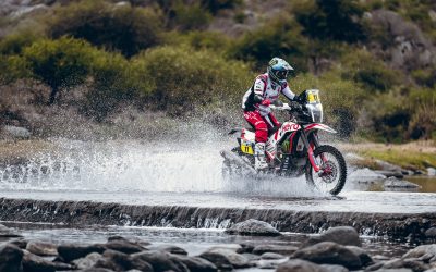 Nacho Cornejo le cuida las espaldas a Ross Branch en Argentina